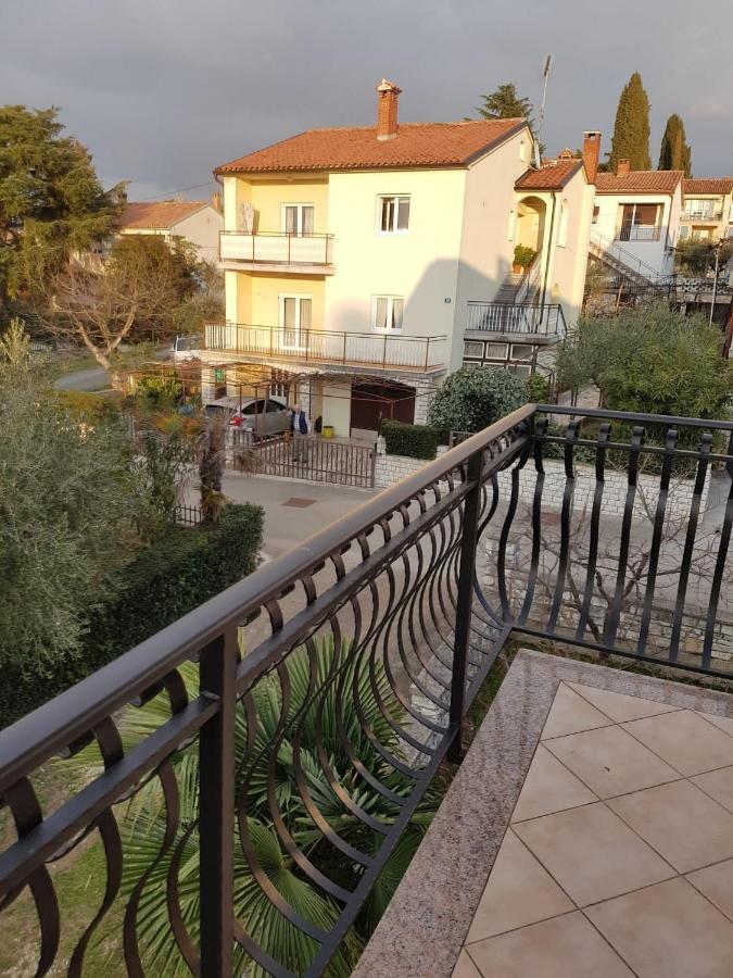 Mit Balkon